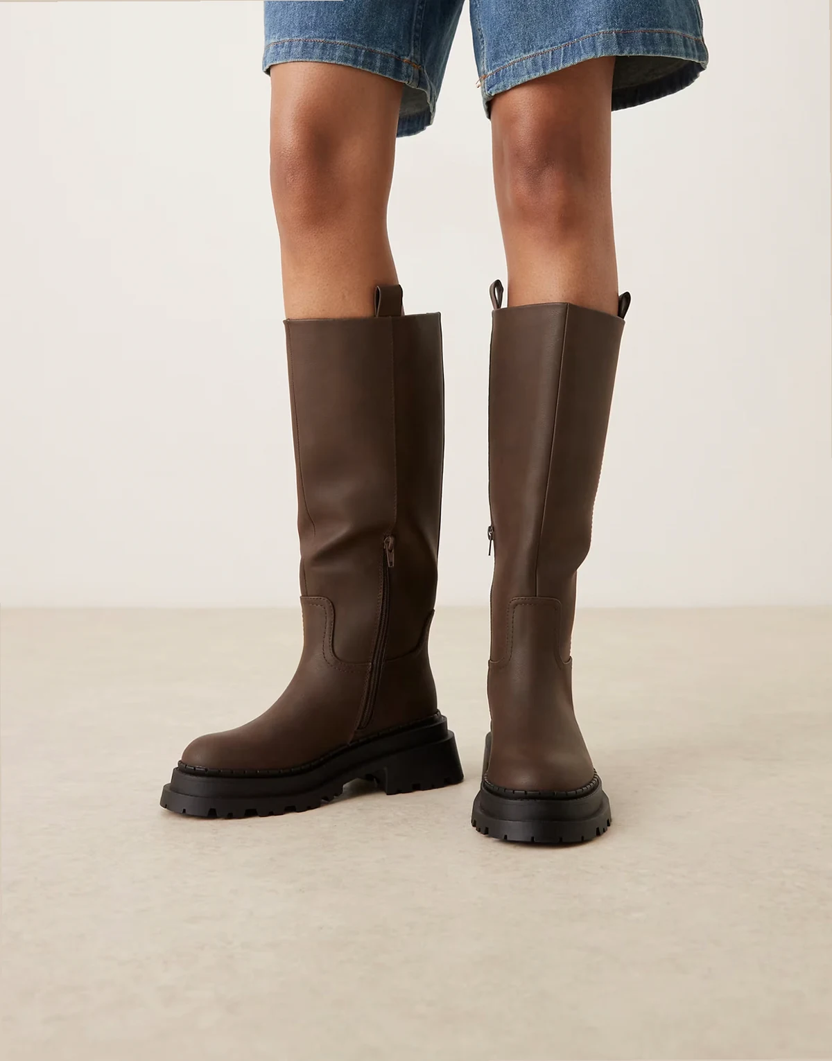 Wide Fit – Cecilia – Flache, kniehohe Stiefel in Schokobraun mit dicker Sohle, weite Passform