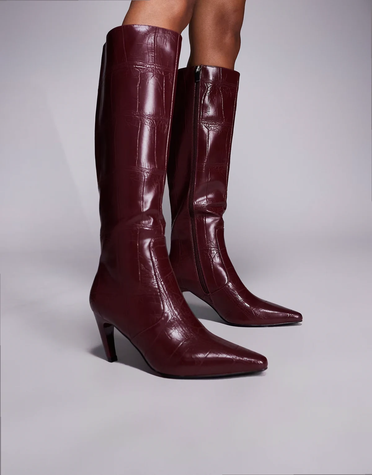 Simmi – Lapis – Bordowe botki na obcasie do kolan z efektem skóry krokodyla