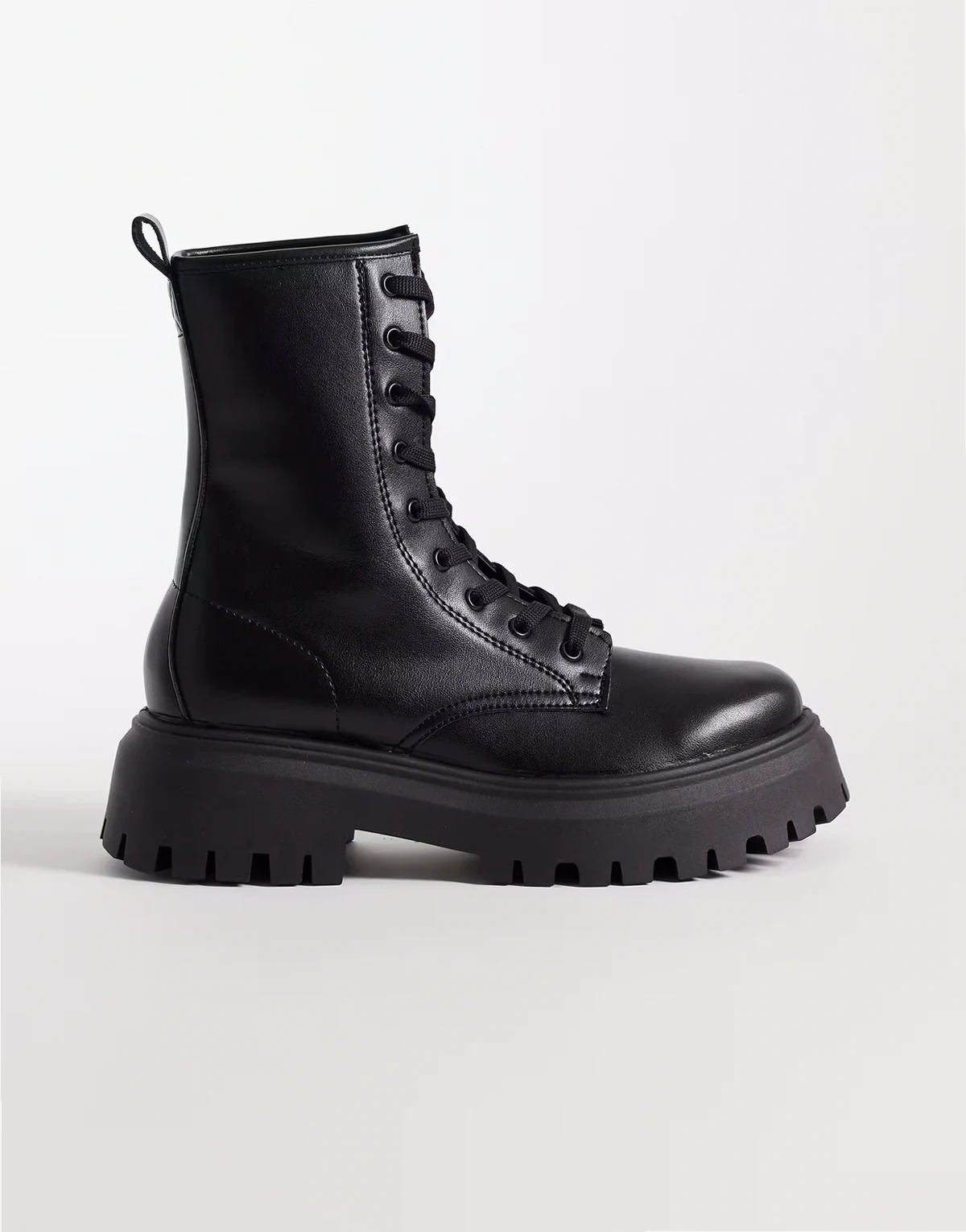 – Ava – Flache Schnürstiefel in Schwarz