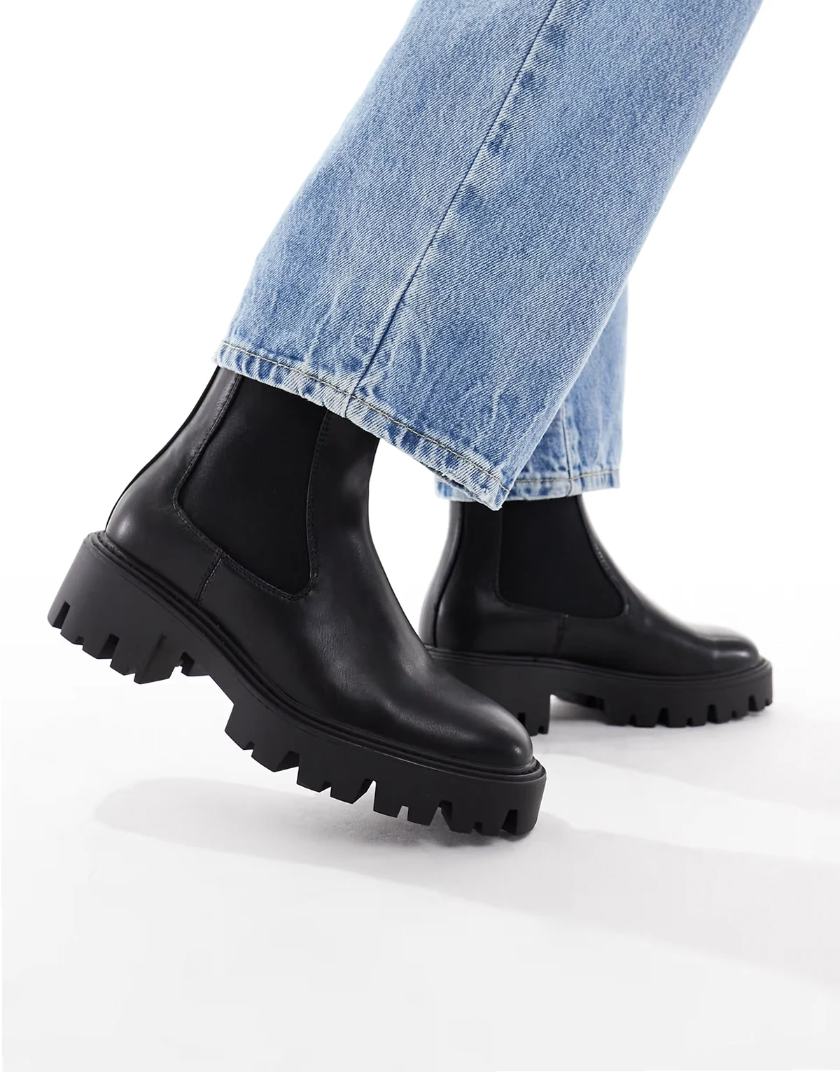 – Klobige Chelsea-Stiefel in Schwarz