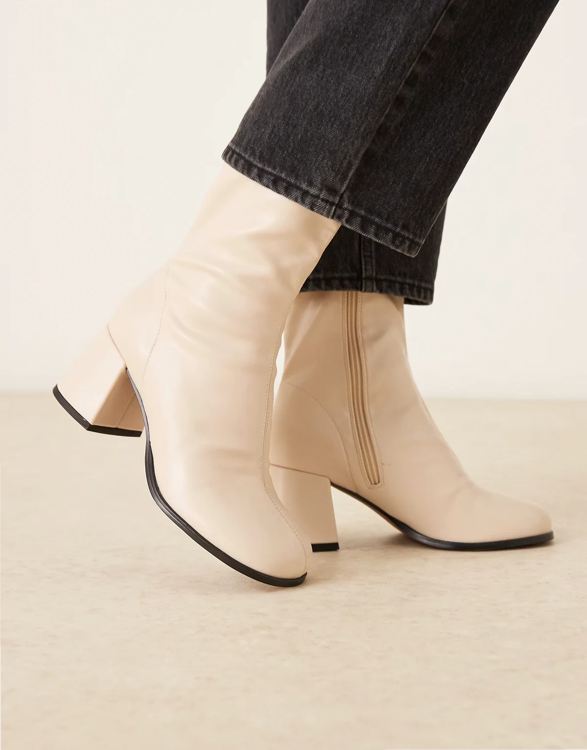 – Royce – Ankle-Boots in Buttermilchgelb mit Blockabsatz und runder Zehenpartie