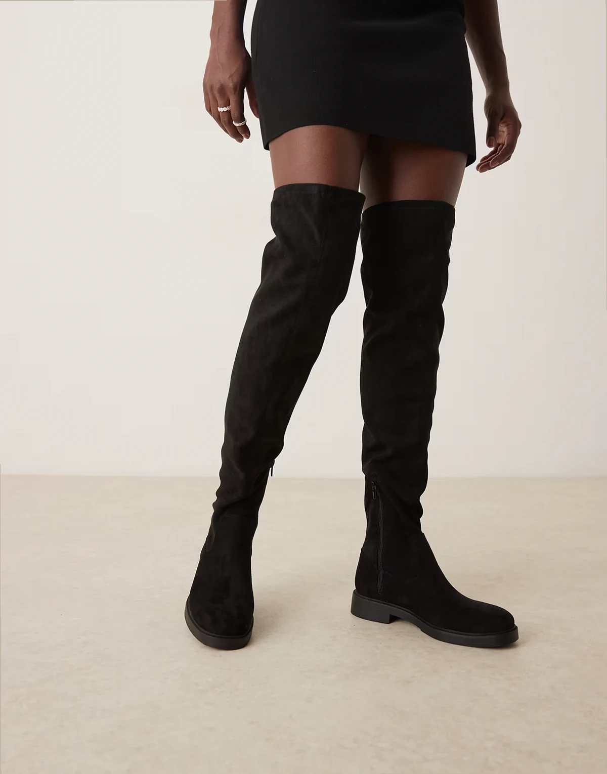 – Kacey – Elegante, flache Overknee-Stiefel in Schwarz aus Wildlederimitat