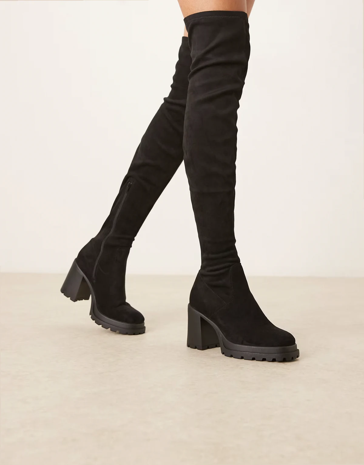 Wide Fit – Kai – Klobige Overknee-Stiefel aus schwarzem Wildlederimitat mit Absatz, weite Passform