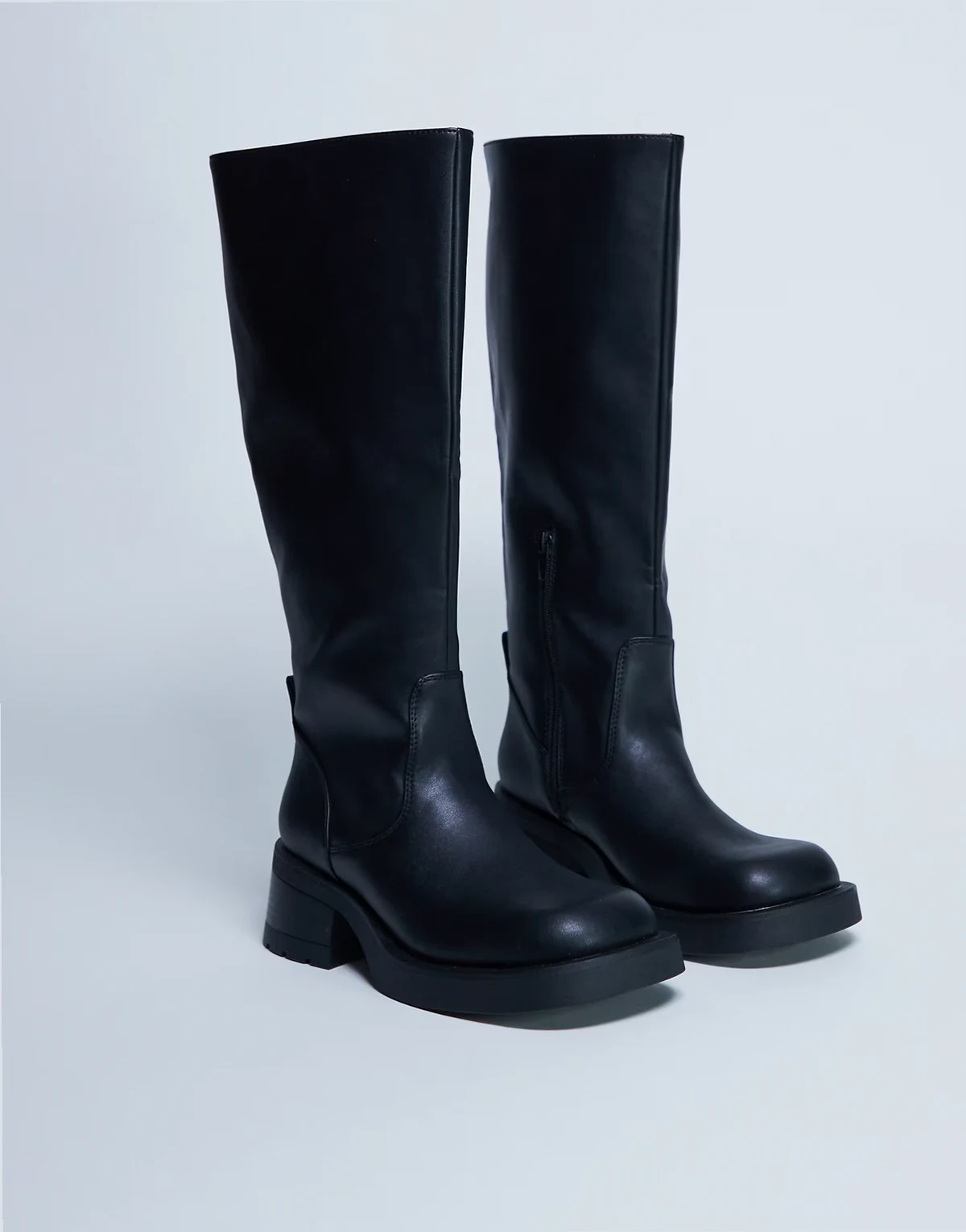 – Rachel – Kniehohe Stiefel in Schwarz mit Absatz und dicker Sohle