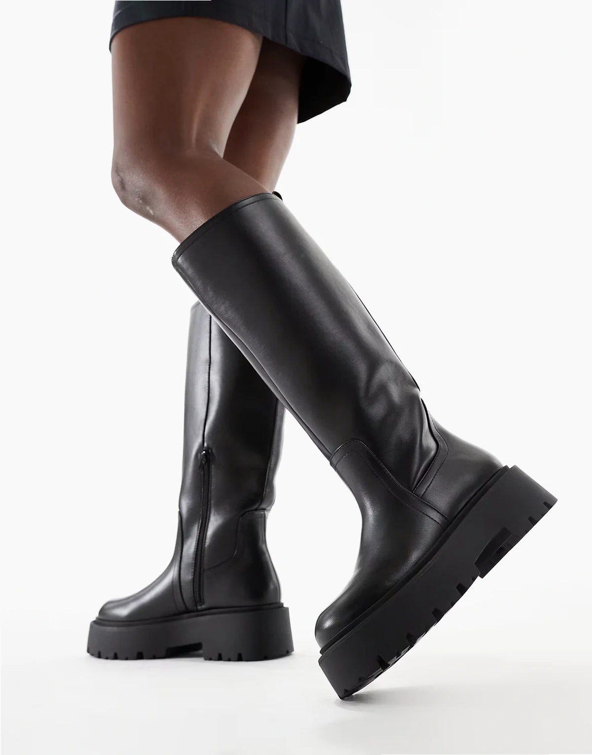 – Carmen – Flache, kniehohe Stiefel in Schwarz mit dicker Sohle