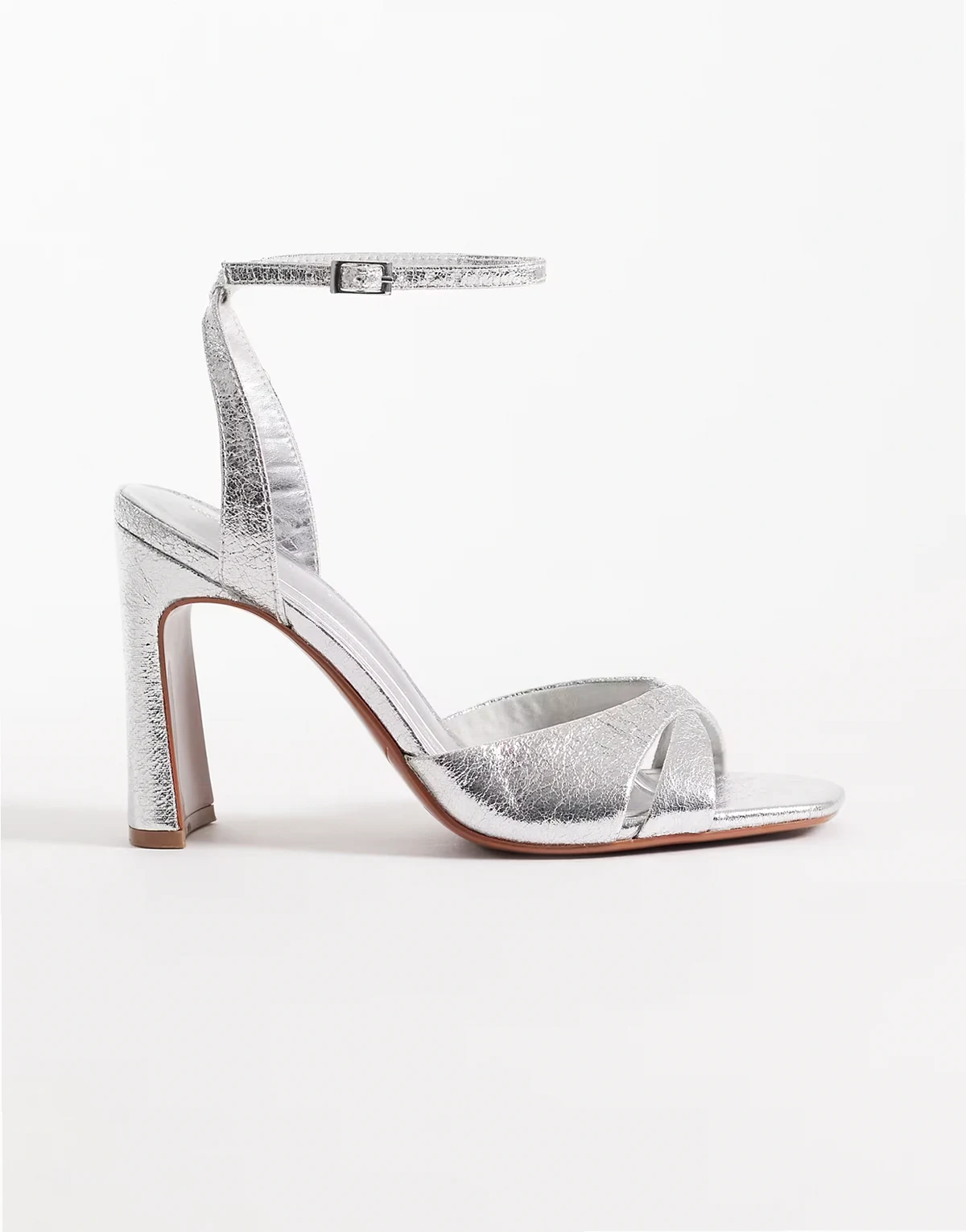 – Nightcap – Srebrne minimalistyczne sandały ze skrzyżowanymi paskami na obcasie klockowym