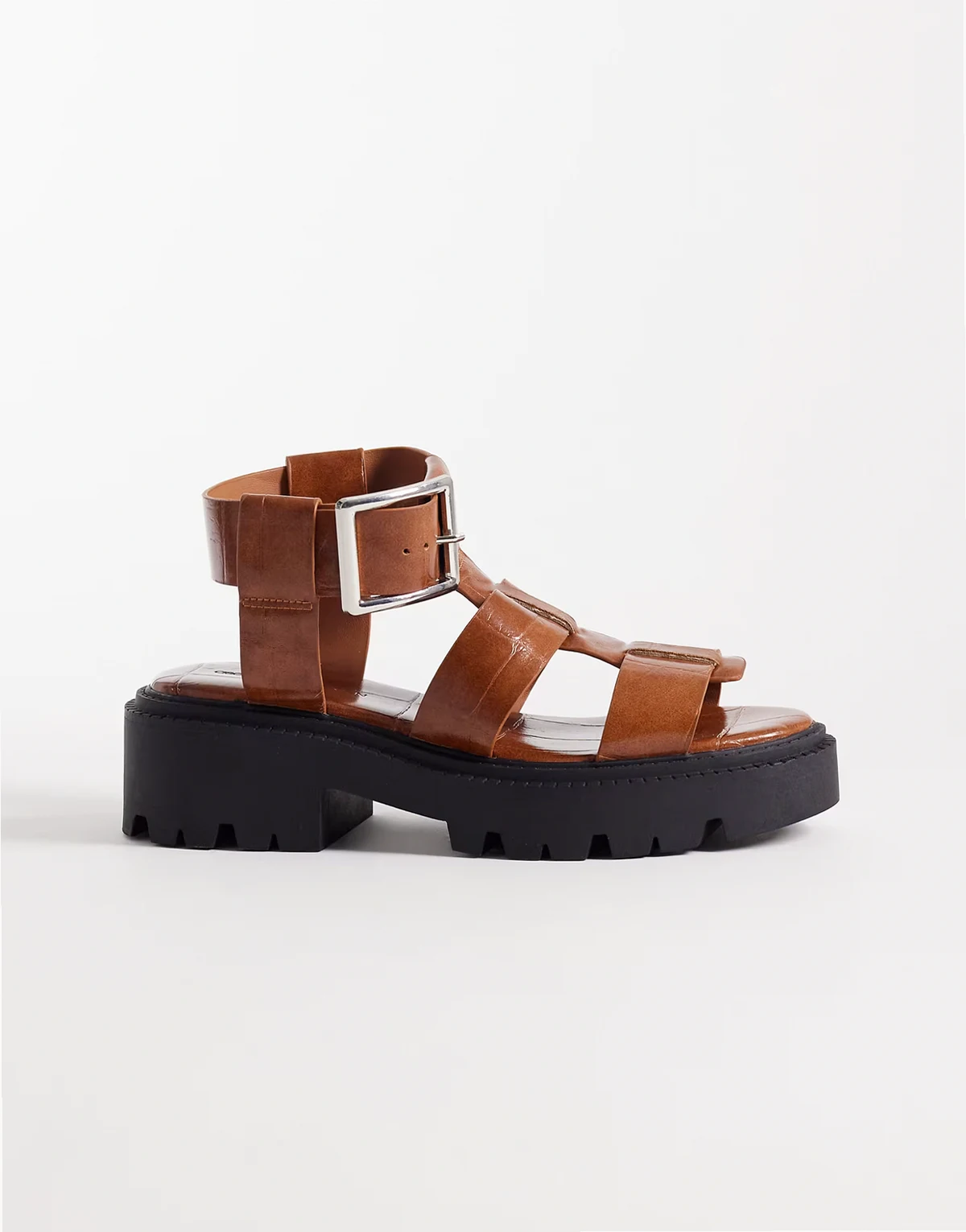 – Freddy – Jasnobrązowe sandały typu fisherman na obcasie i grubej podeszwie