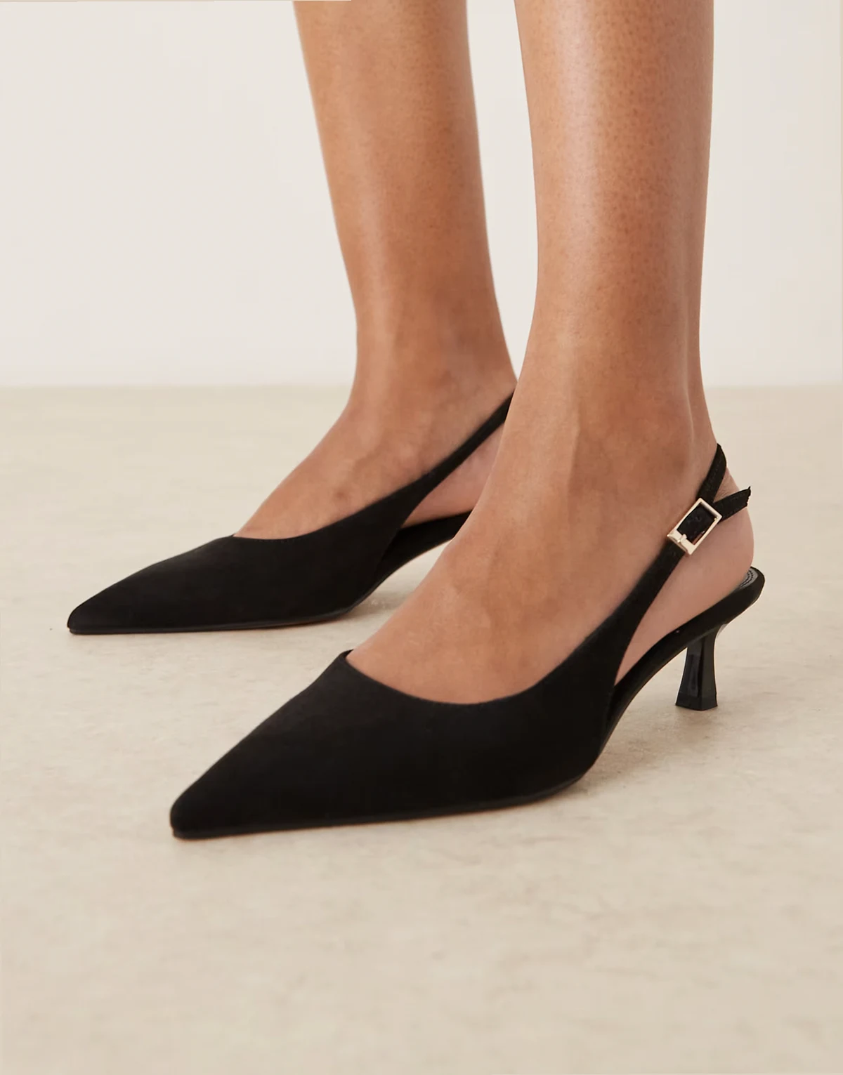 – Skip – Czarne buty na obcasie-kaczuszce z paskami za piętą z imitacji zamszu