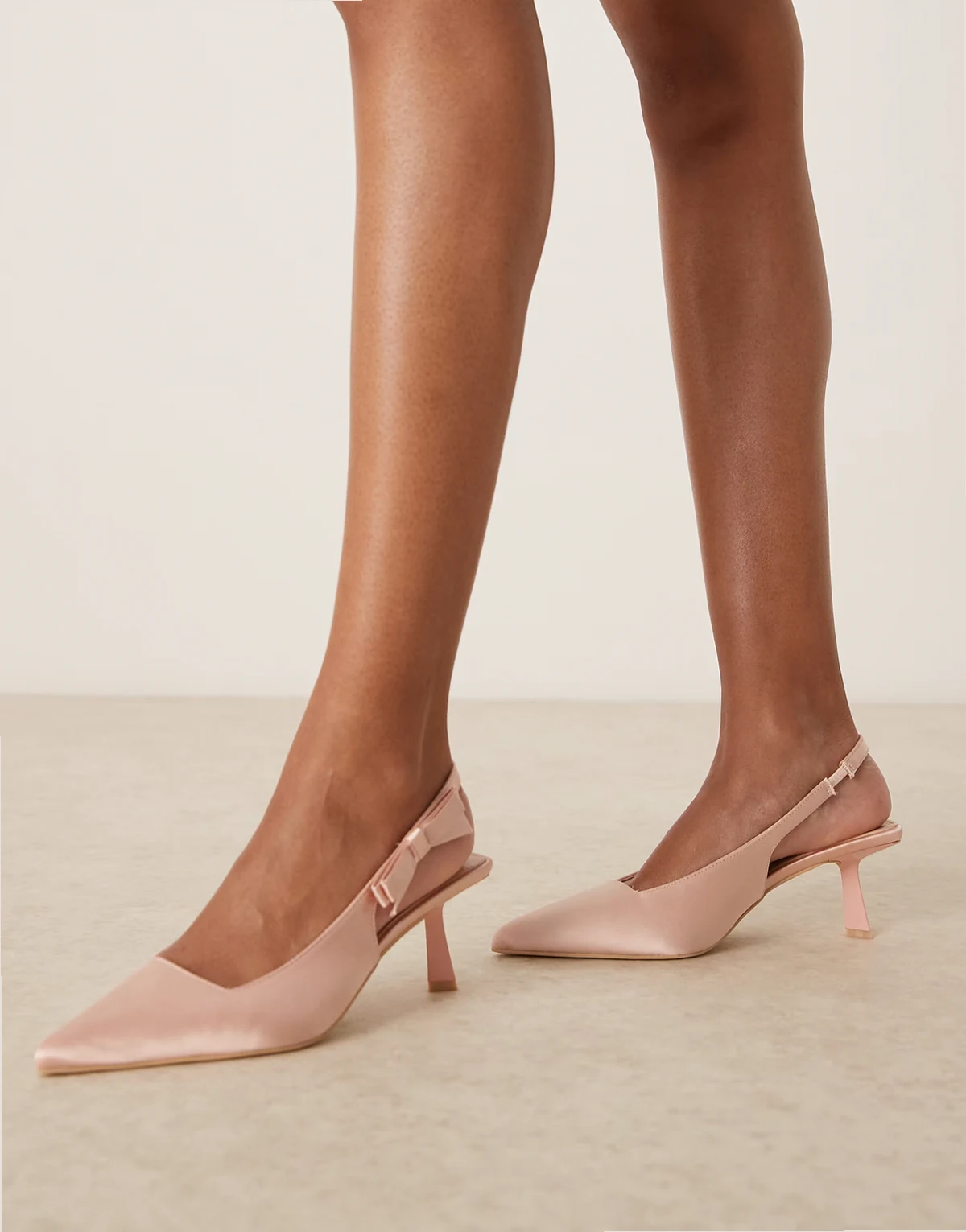 Bridal – Almeria – Różowe, satynowe buty na obcasie, z paskiem za piętami i ozdobną kokardką