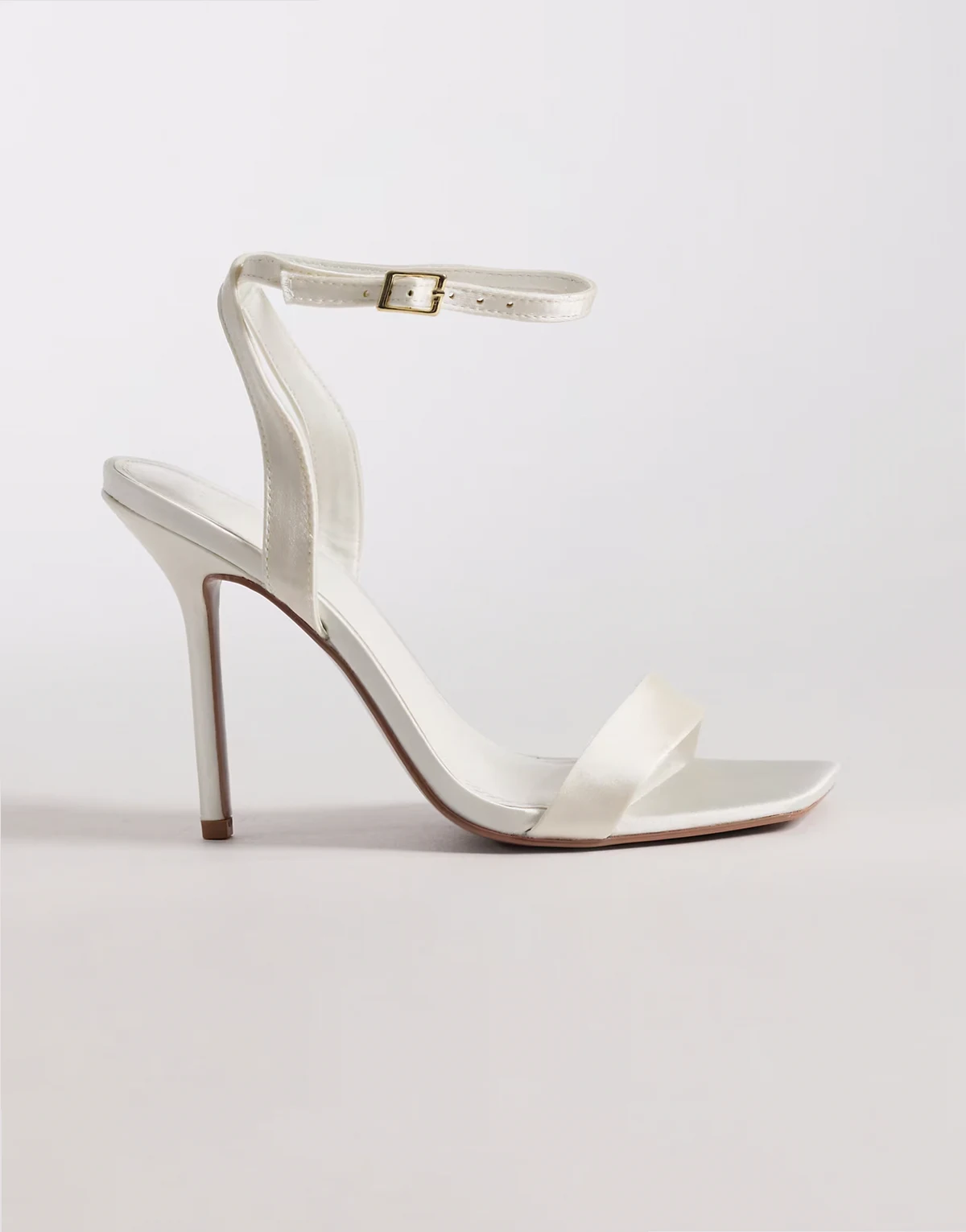 – Nali – Minimalistyczne satynowe sandały na obcasie w kolorze kości słoniowej