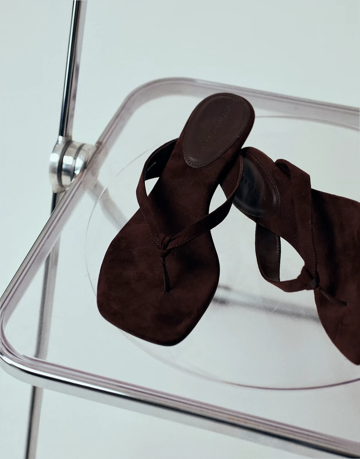 – Havana – Czekoladowobrązowe sandały japonki na obcasach-kaczuszkach z imitacji zamszu