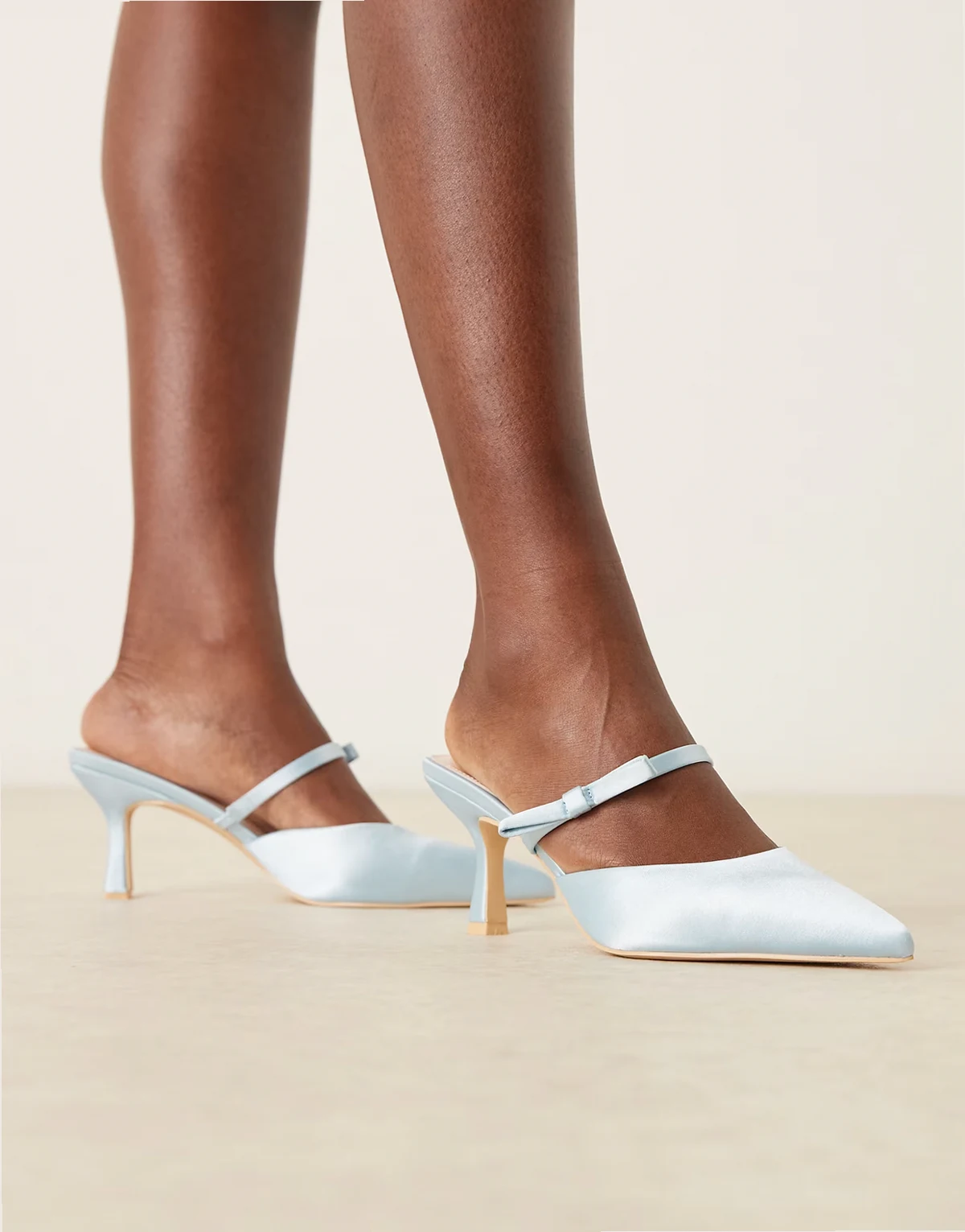 Bridal – Demina – Jasnoróżowe satynowe klapki na obcasie