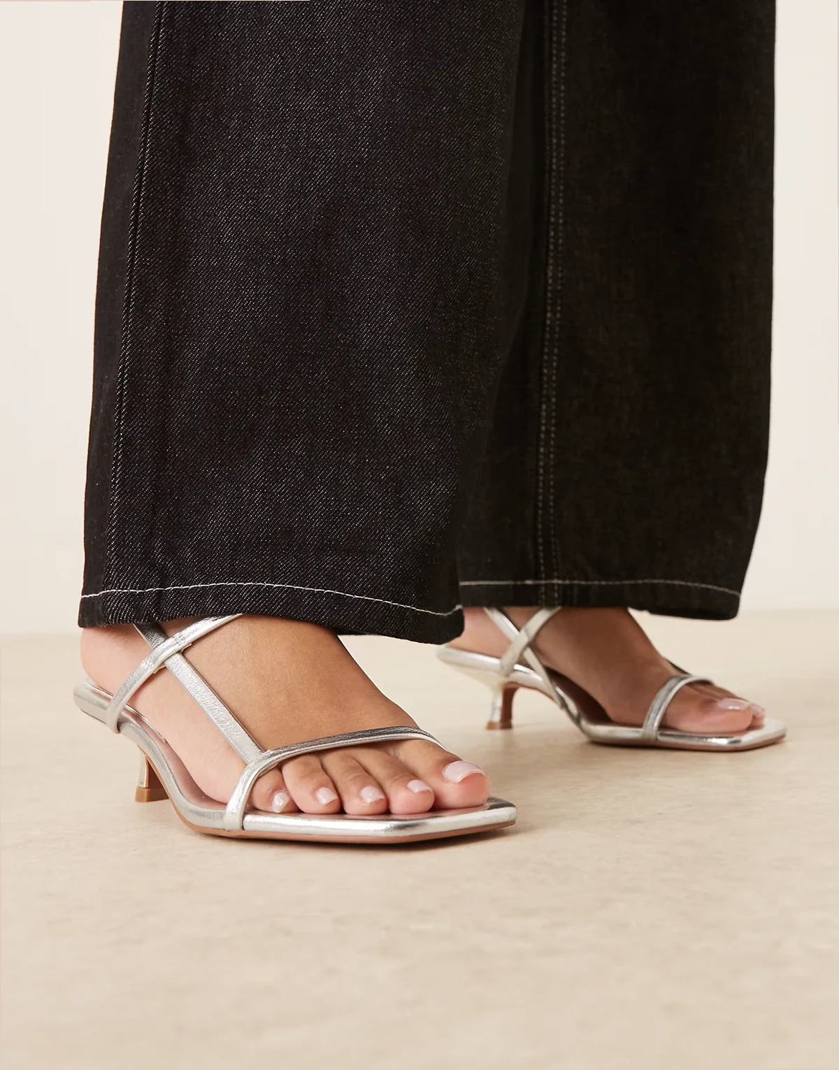 – Hop – Minimalistische Sandaletten in Silber mit Kitten-Absatz