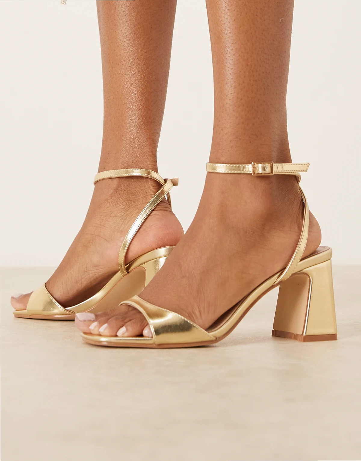 – Cora – Sandaletten in Gold mit Blockabsatz