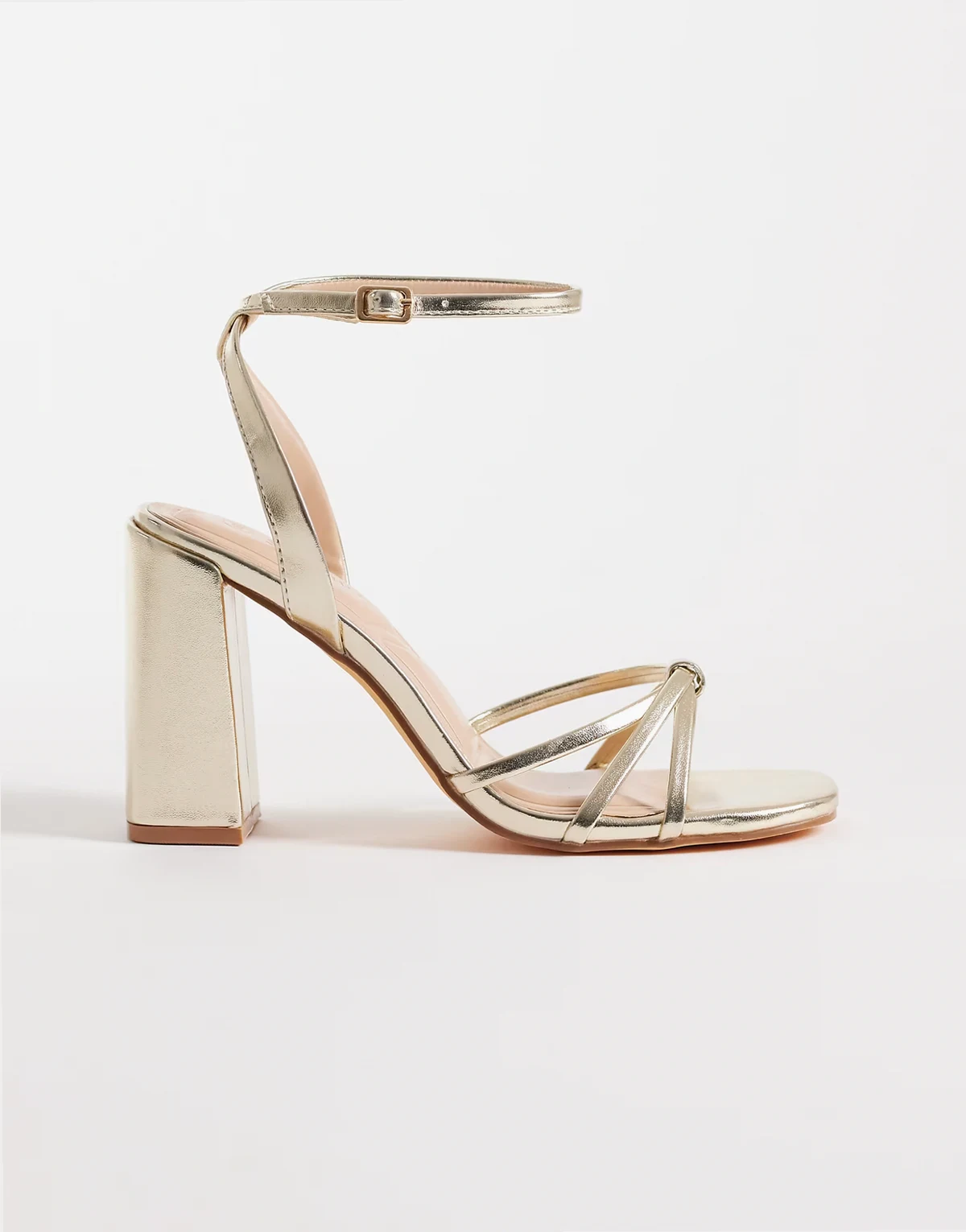 – Złote minimalistyczne sandały z paseczkami na obcasie klockowym