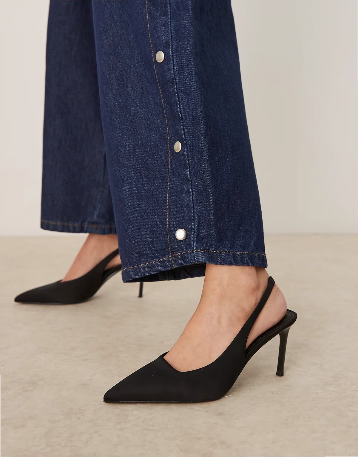 – Spicy – Czarne buty na średniej szpilce z paskiem za piętą