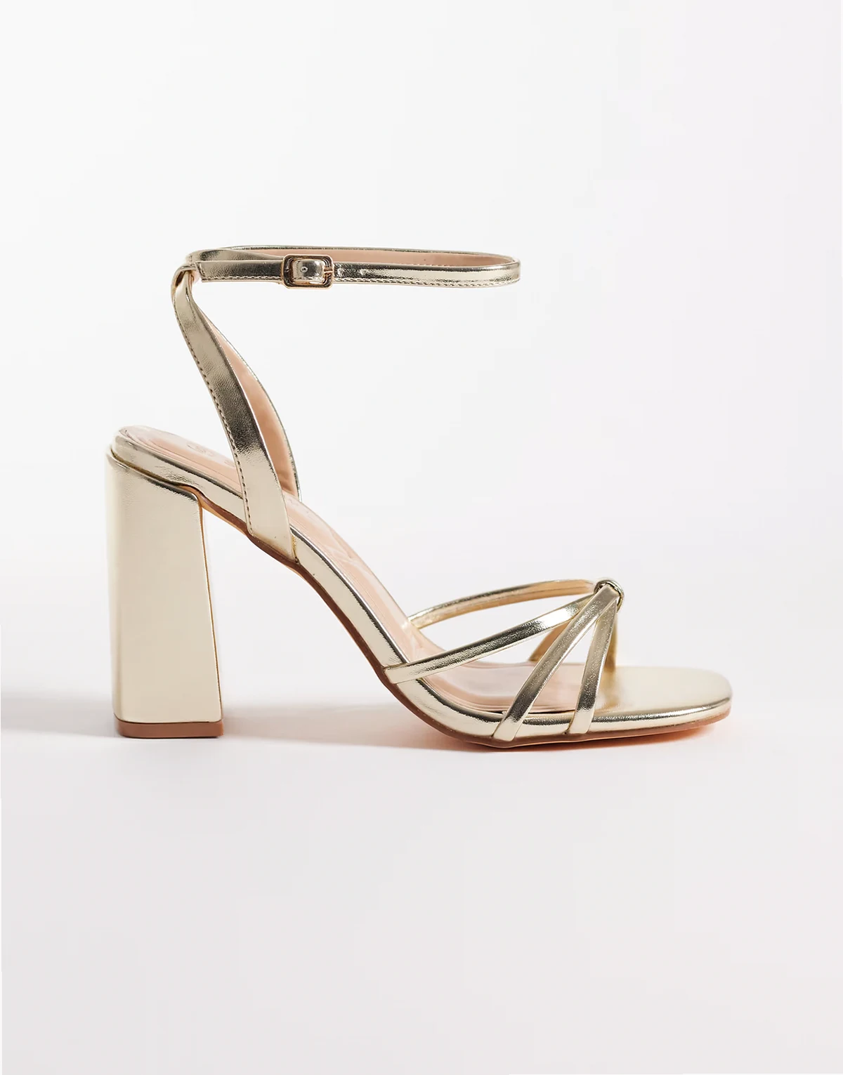 – Złote minimalistyczne sandały z paseczkami na obcasie klockowym