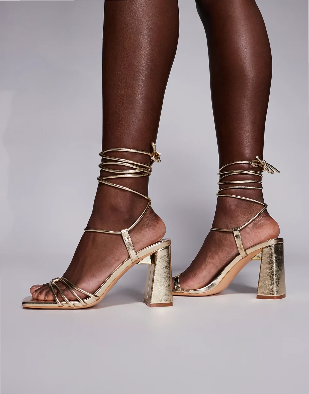 – Bergamot – Złote wiązane sandały na obcasie klockowym