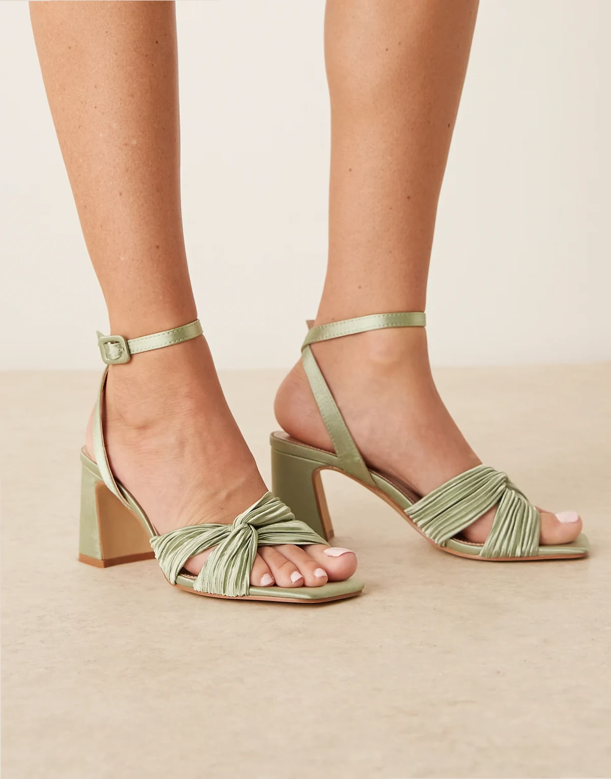 Bridal – Divaa – Szałwiowe plisowane satynowe sandały na obcasie klockowym