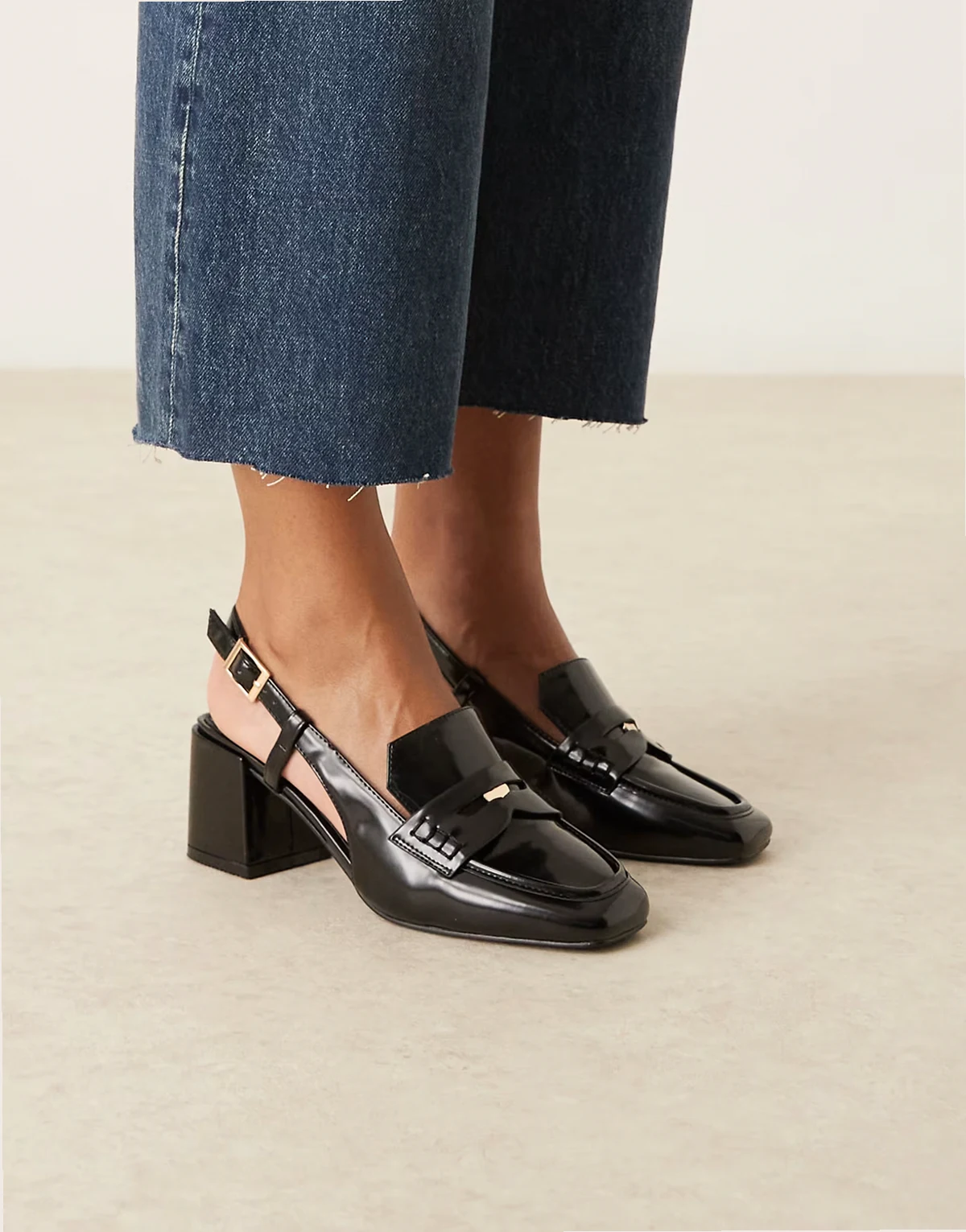 – Nisha – Schuhe in schwarzer Lackoptik mit Blockabsatz und Fersenriemchen