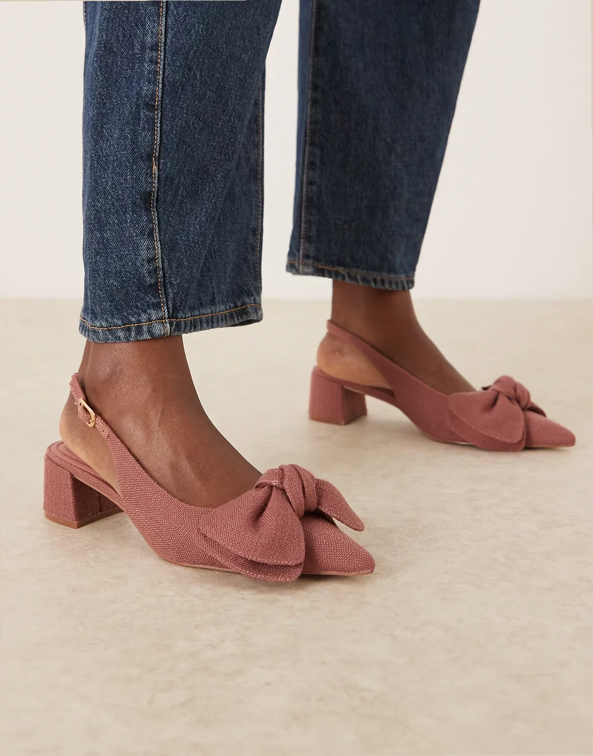 – Symbol – Różowe buty na średnim obcasie klockowym z kokardką i paskiem za piętą