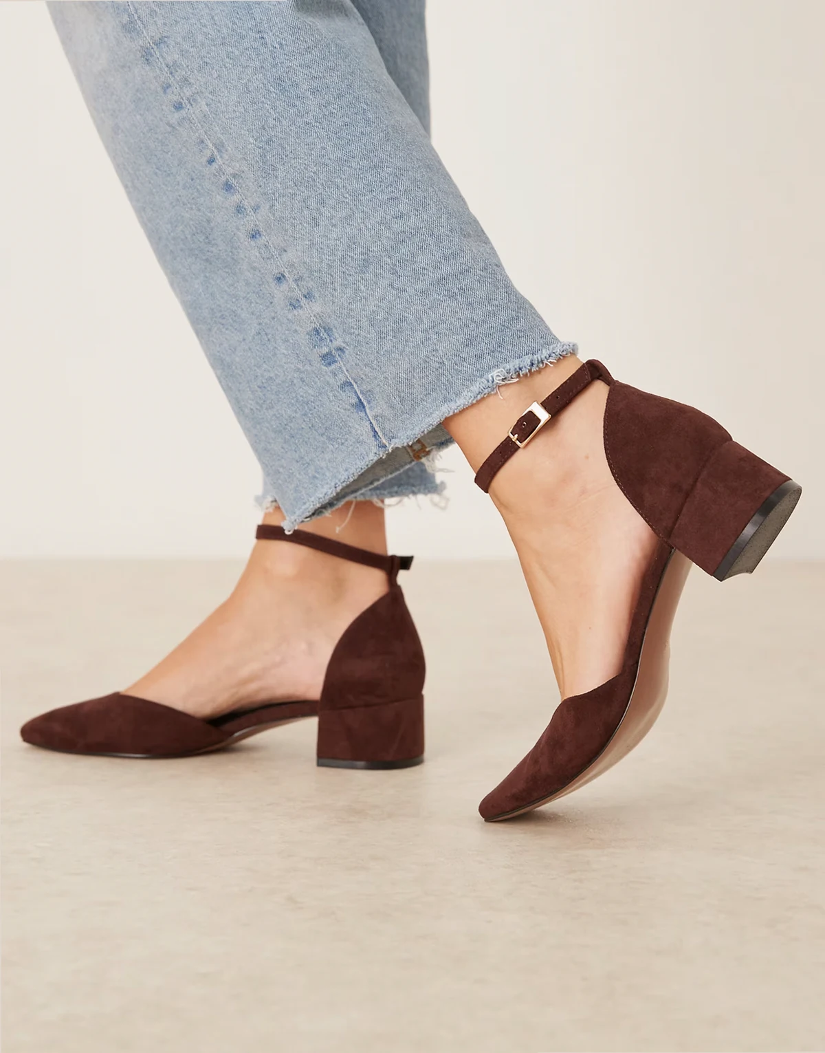 – Sweet – Czekoladowe zamszowe buty na średnim obcasie klockowym