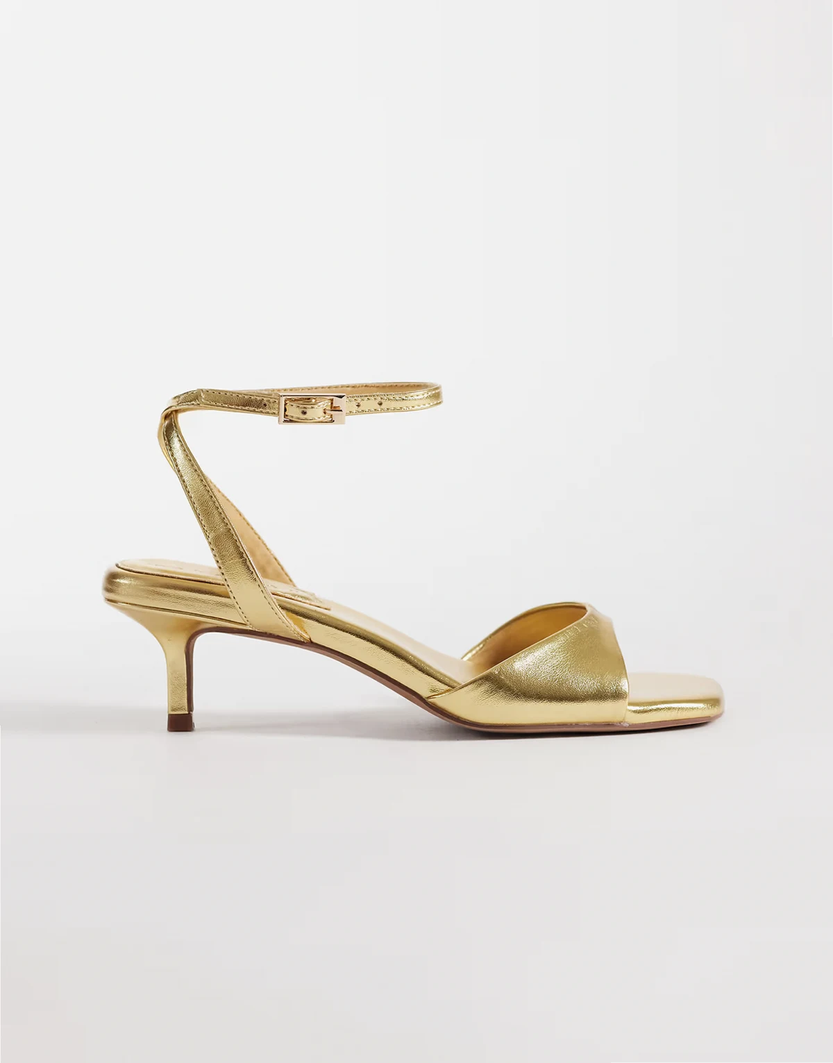 Wide Fit – Heartfelt – Filigrane Sandaletten in Goldoptik mit Pfennigabsatz