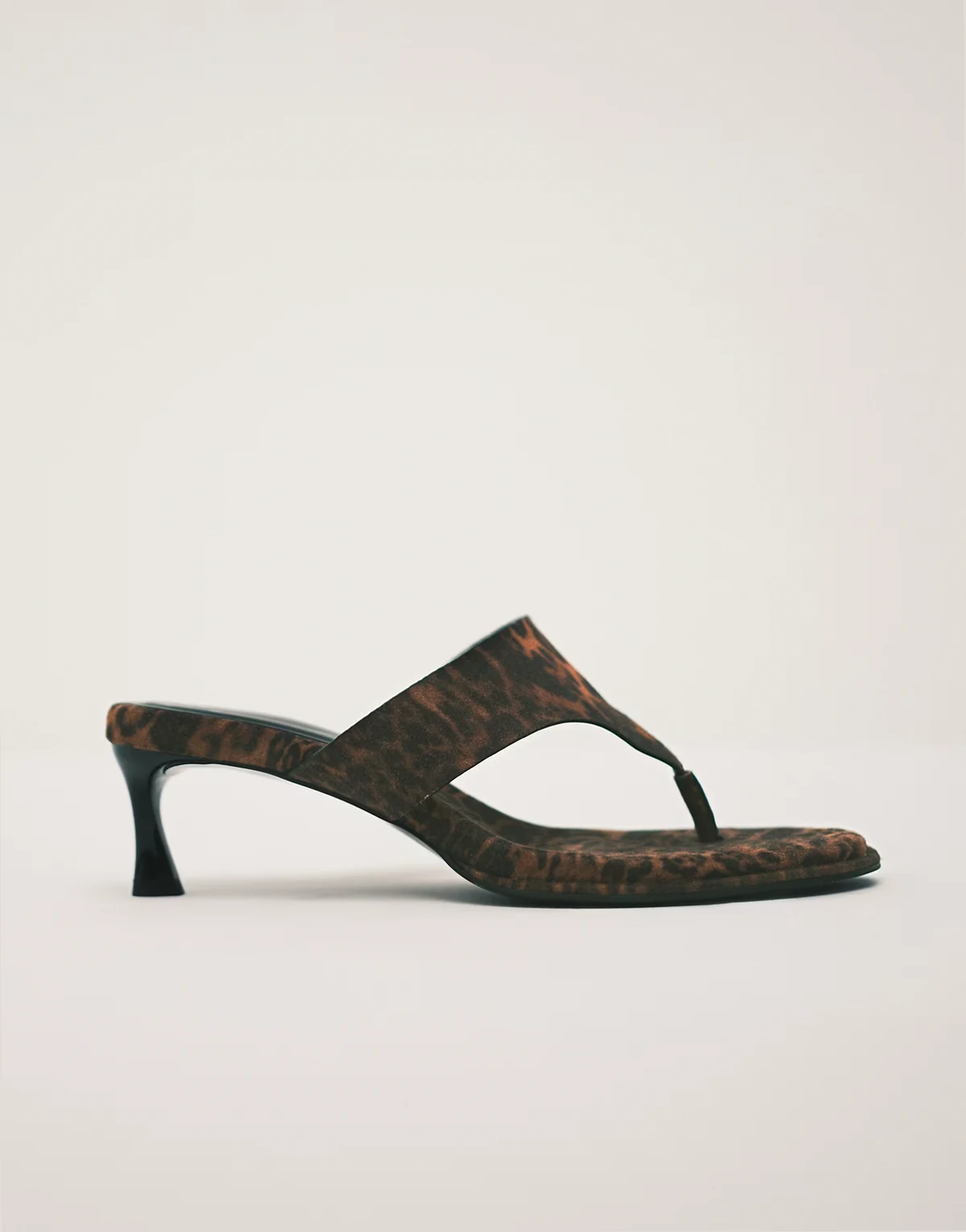 – Horizon – Cętkowane sandały japonki na obcasach-kaczuszkach i na masywnej podeszwie