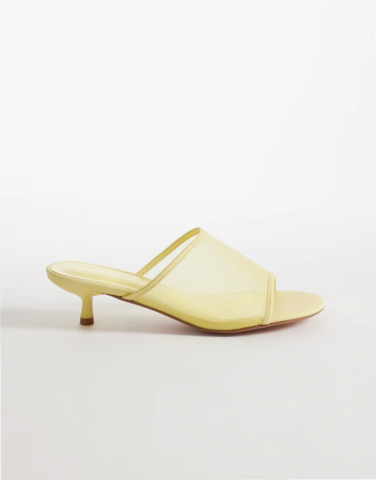 – Jasnożółte siateczkowe sandały na obcasach-kaczuszkach