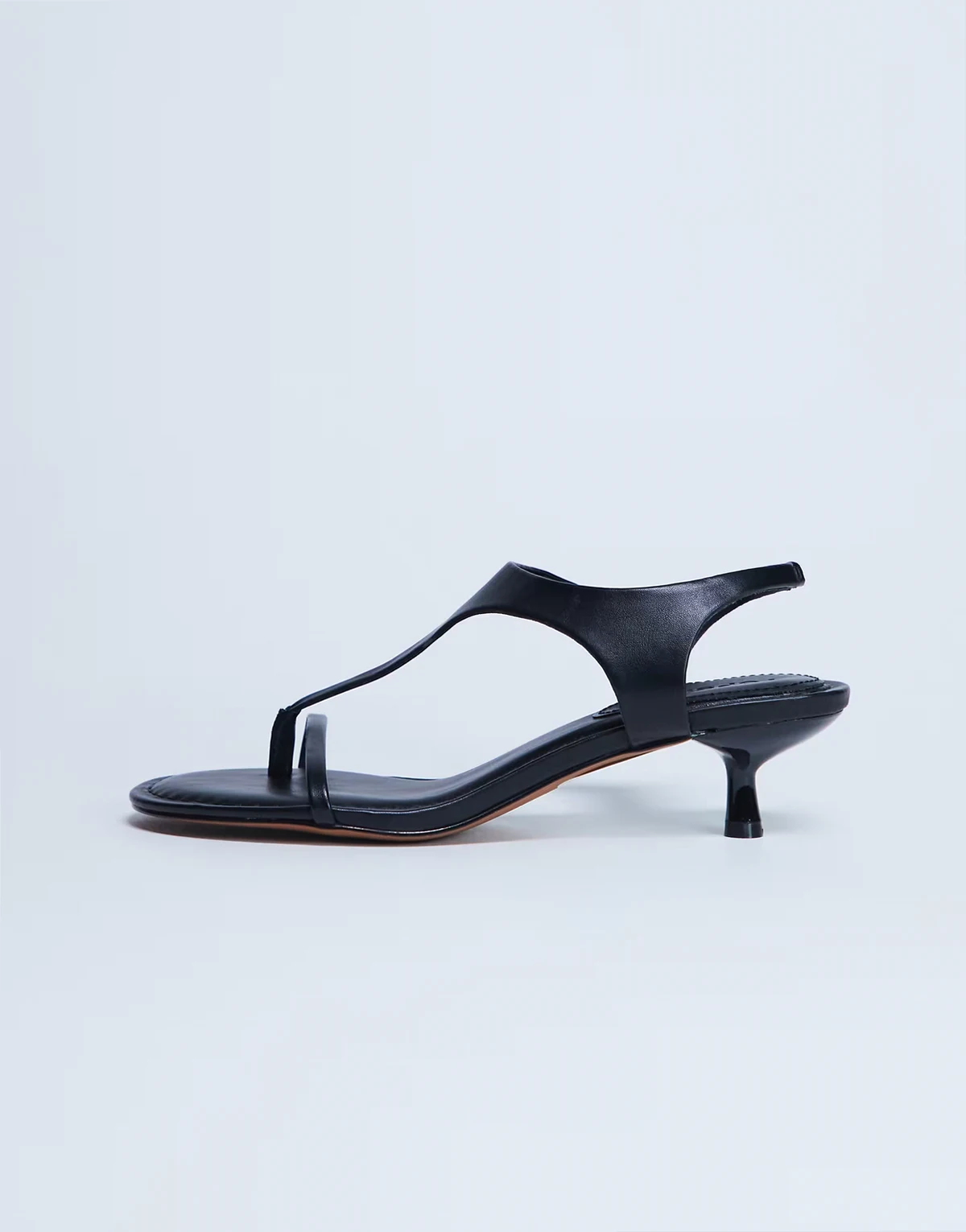 – Amber – Zehensteg-Sandaletten in Schwarz mit mittelhohem Absatz