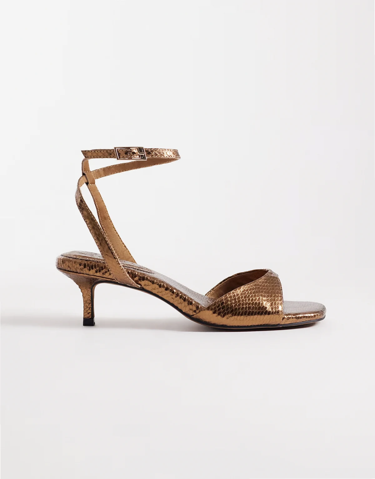– Heartfelt – Filigrane Sandaletten in warmem Gold mit Schlangenoptik und Kitten-Absatz