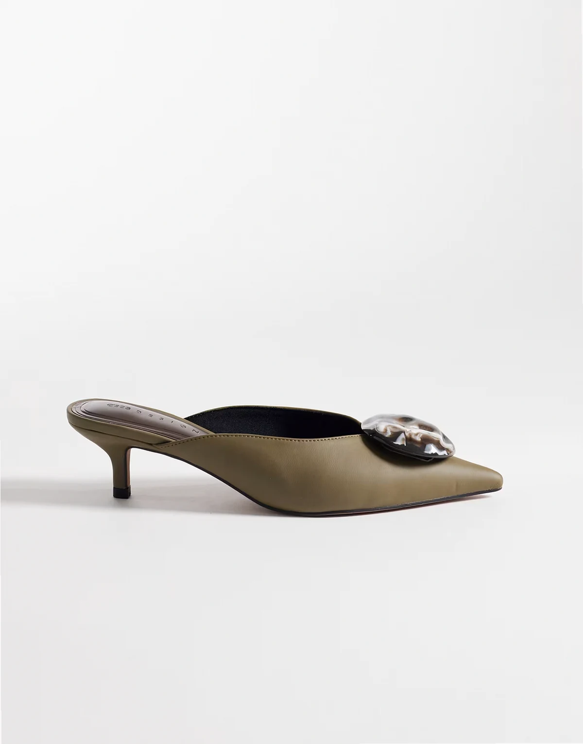 – Oliwkowe klapki na średnim obcasie z ozdobnym wykończeniem