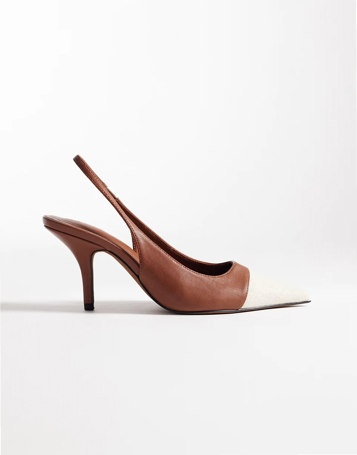 – Sylvie – Beżowo-brązowe buty na średnim obcasie z paskiem za piętą