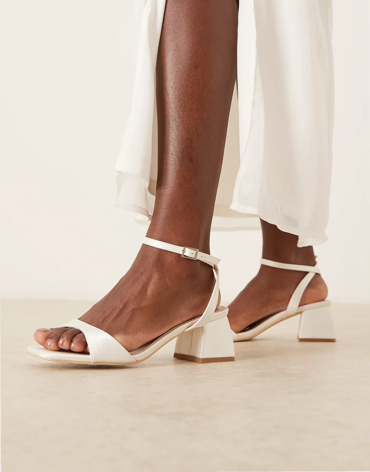 Bridal – Ammie – Satynowe sandały ślubne w kolorze kości słoniowej na niskim obcasie klockowym