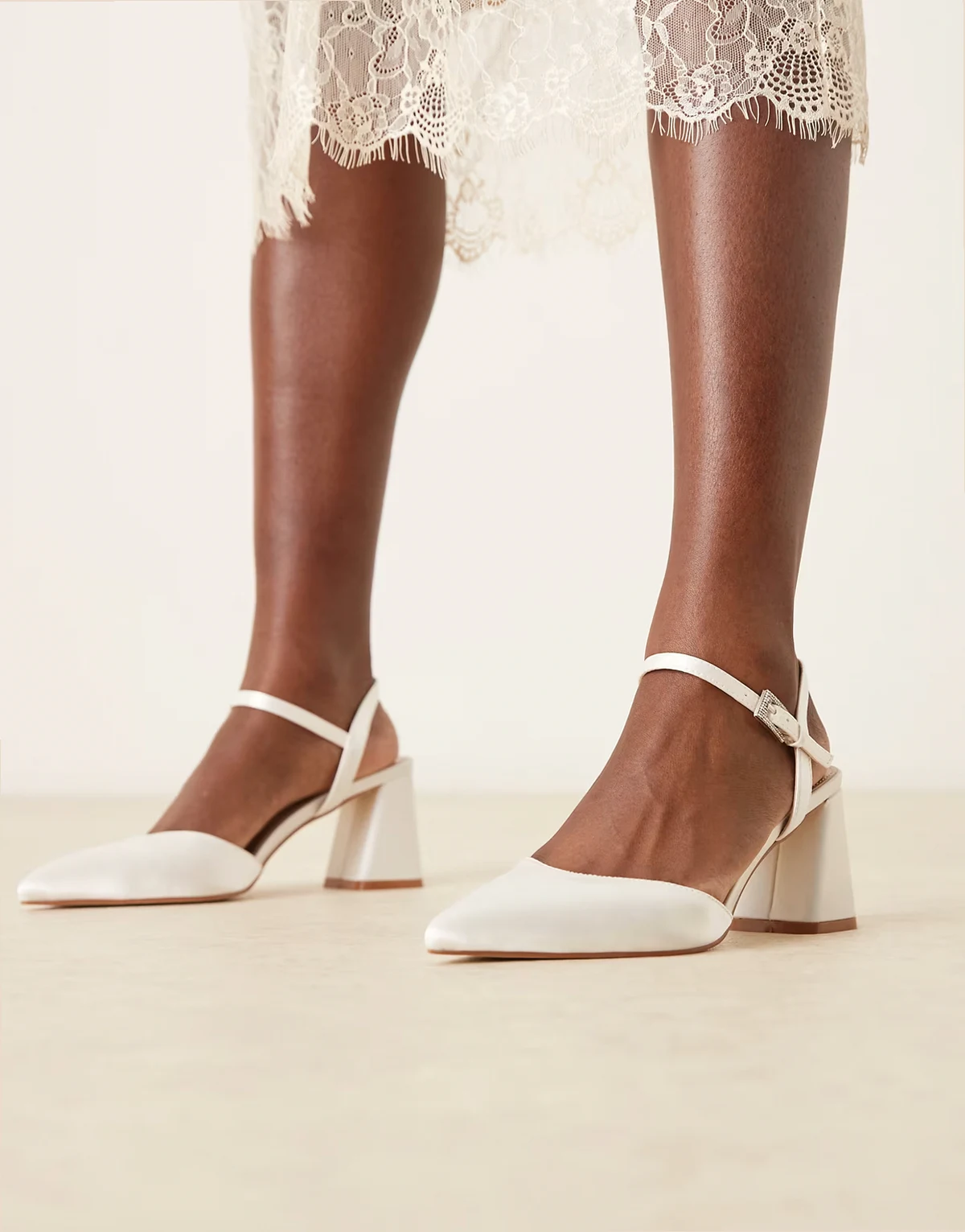Bridal – Ravina – Buty w kolorze kości słoniowej na obcasie klockowym z noskami w szpic