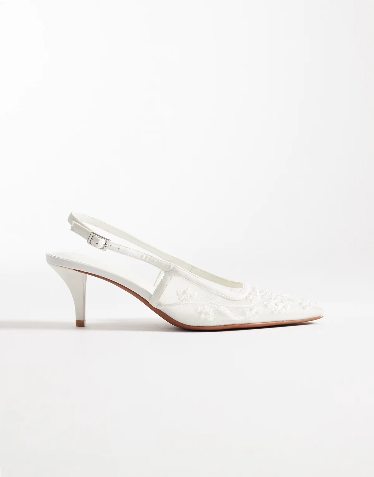 – Soulmate – Siateczkowe buty na obcasach-kaczuszkach z paskiem za piętą i koralikami w kolorze kości słoniowej