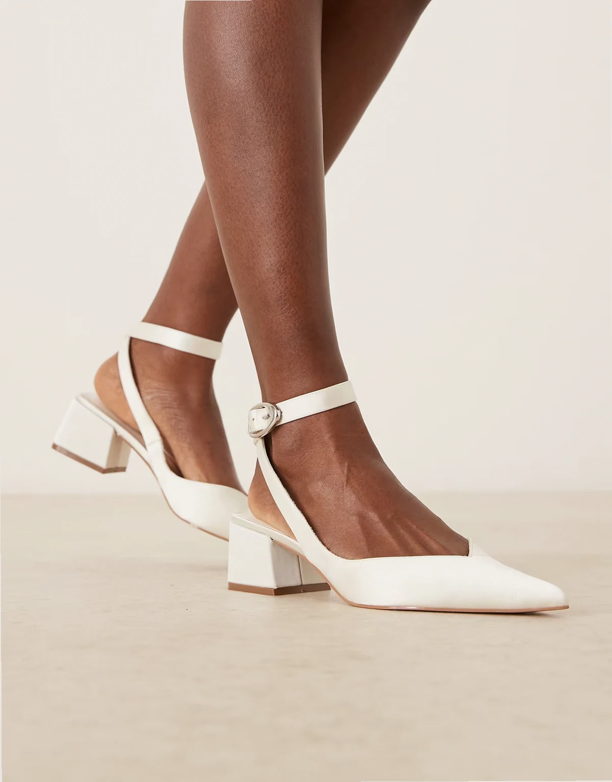 – Sienna – Satynowe buty na średnim obcasie klockowym w kolorze kości słoniowej