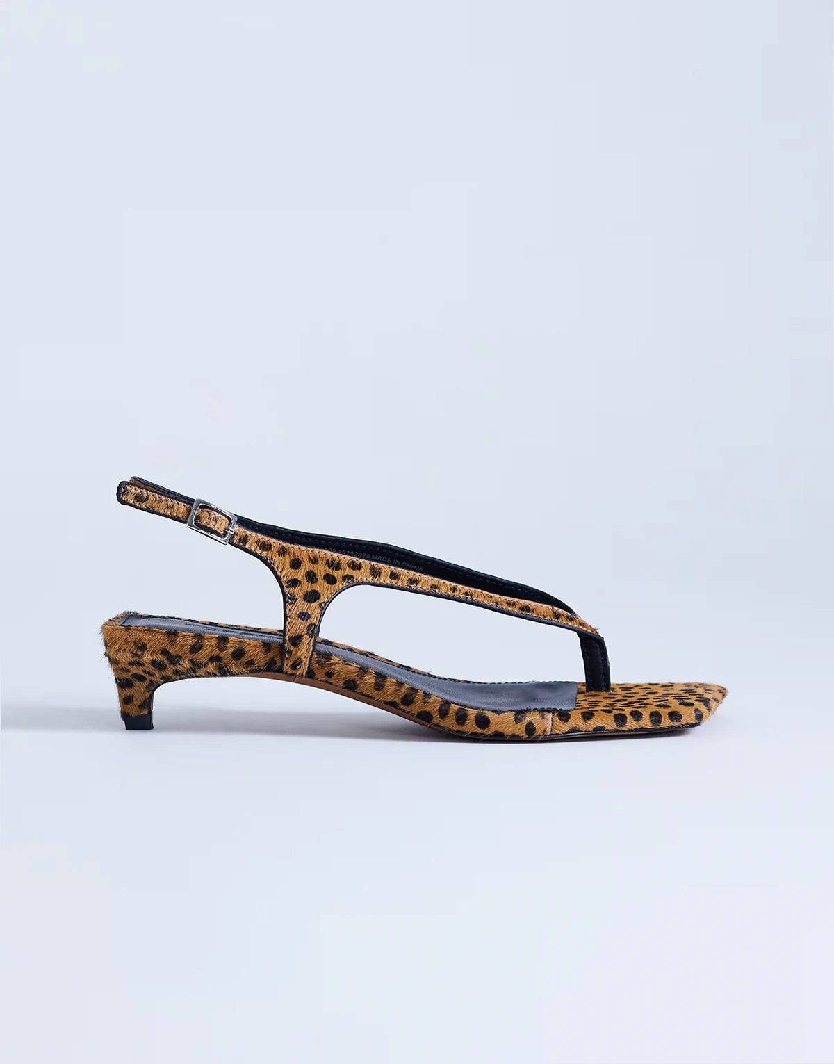 – Sunshine – Zehenstegsandalen aus echtem Leder mit mittelhohem Absatz und Rehmuster