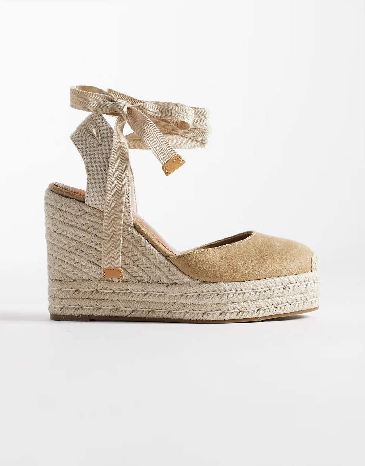 – Tyra – Piaskowe buty z zasłoniętymi noskami na koturnach