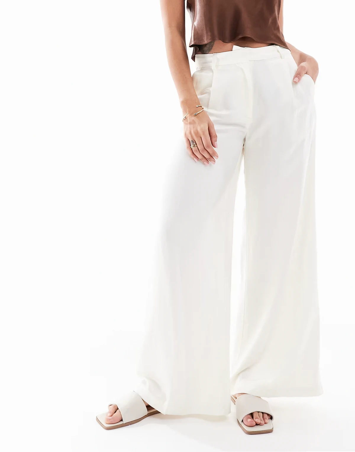 – Elegante Satinhose in Austern-Weiß mit weitem Bein