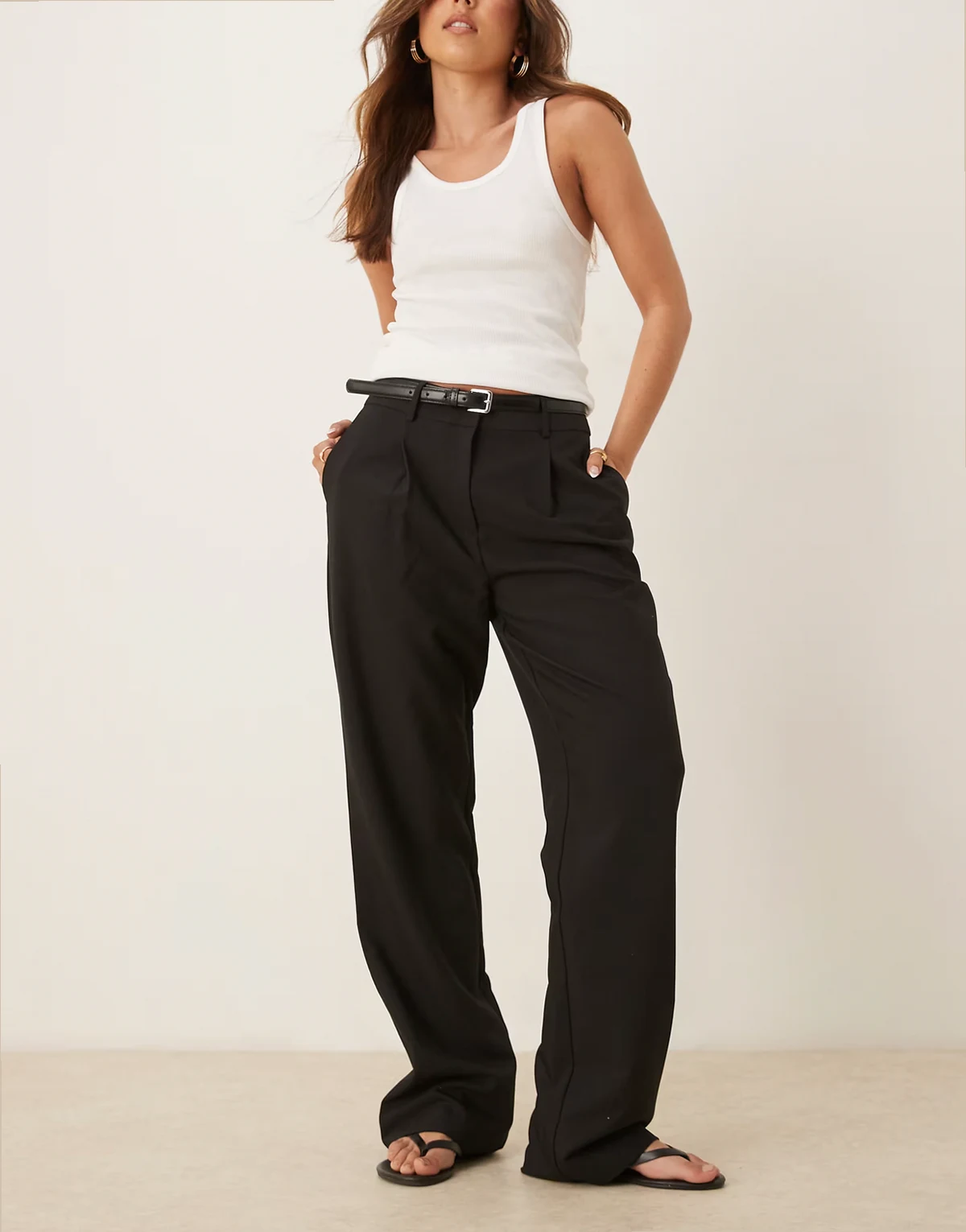 – Elegante, gerade geschnittene Hose mit Gürtel aus Kunstleder in Schwarz