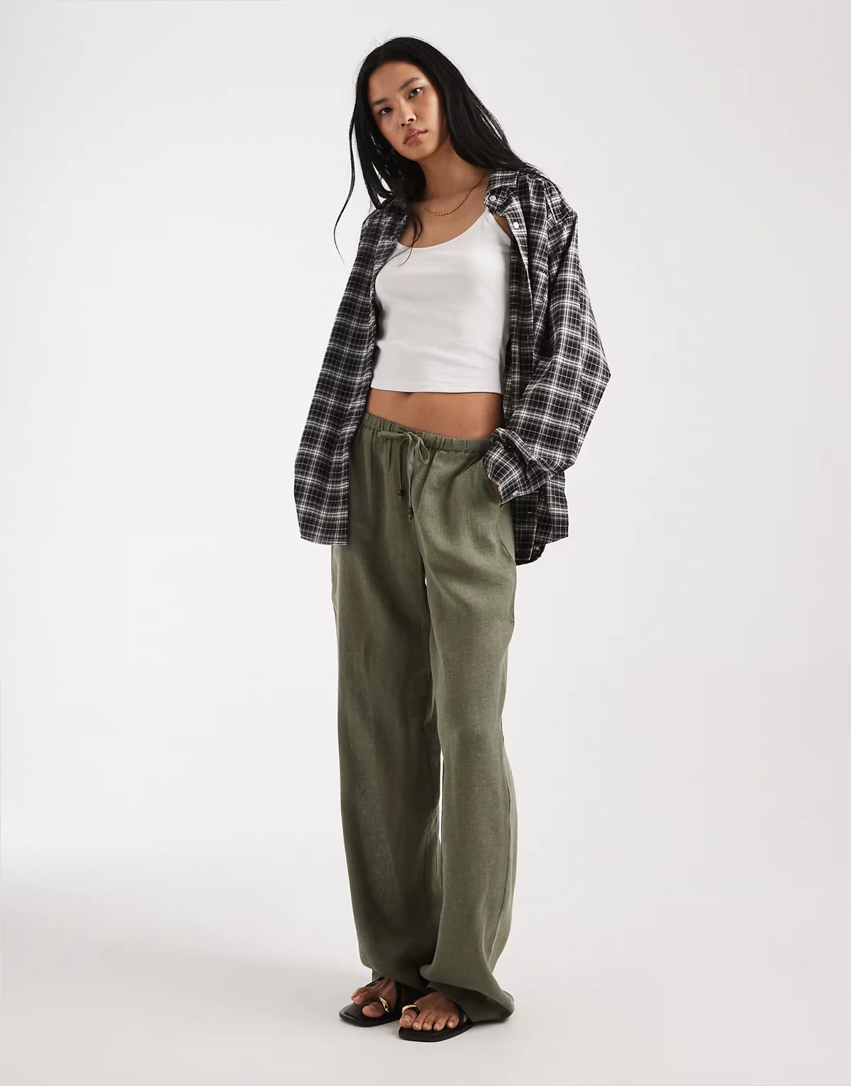 – Hose aus Leinenmix in hellem Khaki mit weitem Bein