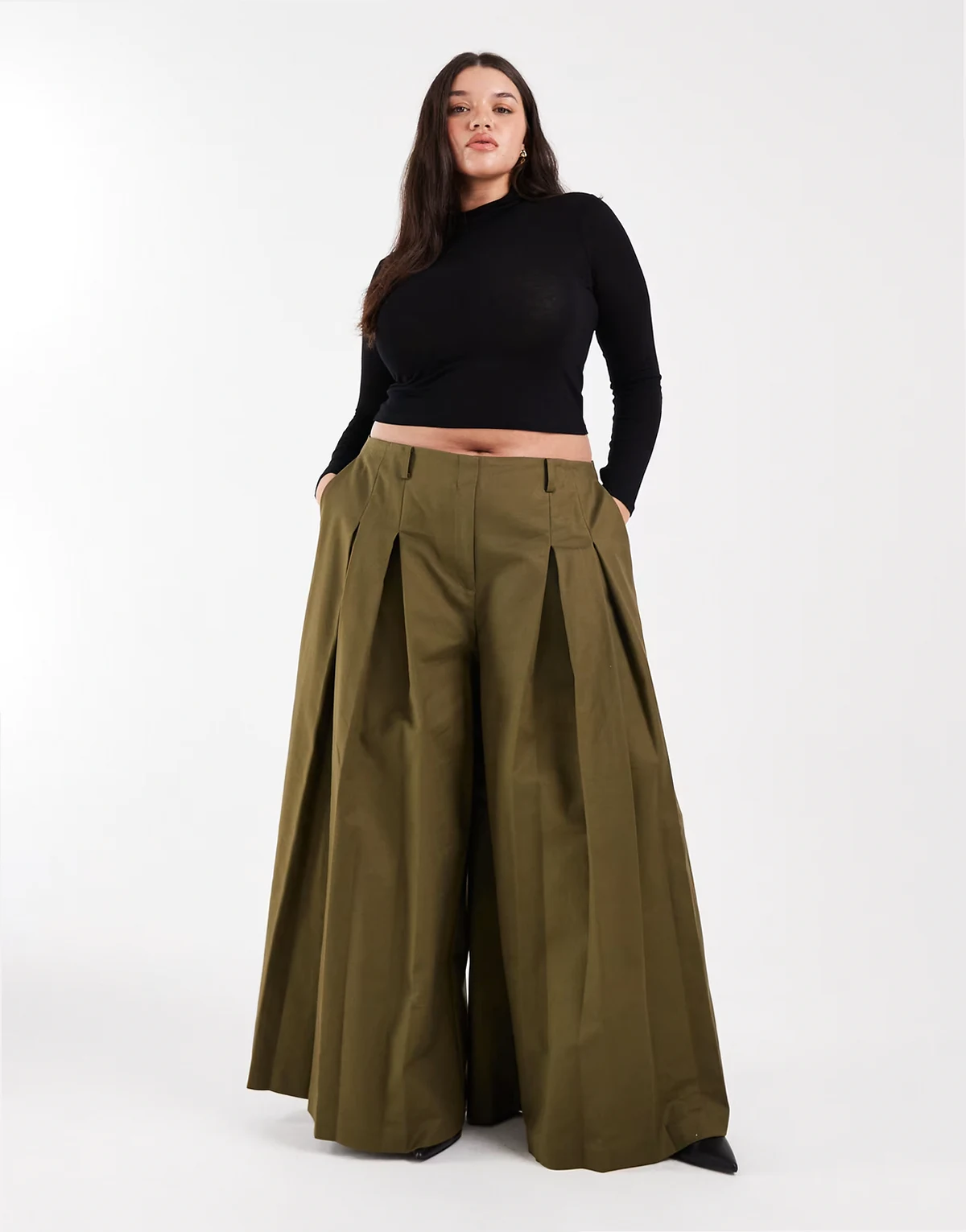 ASOS DESIGN Curve – Dopasowane spodnie z szerokimi nogawkami i zakładkami w kolorze khaki