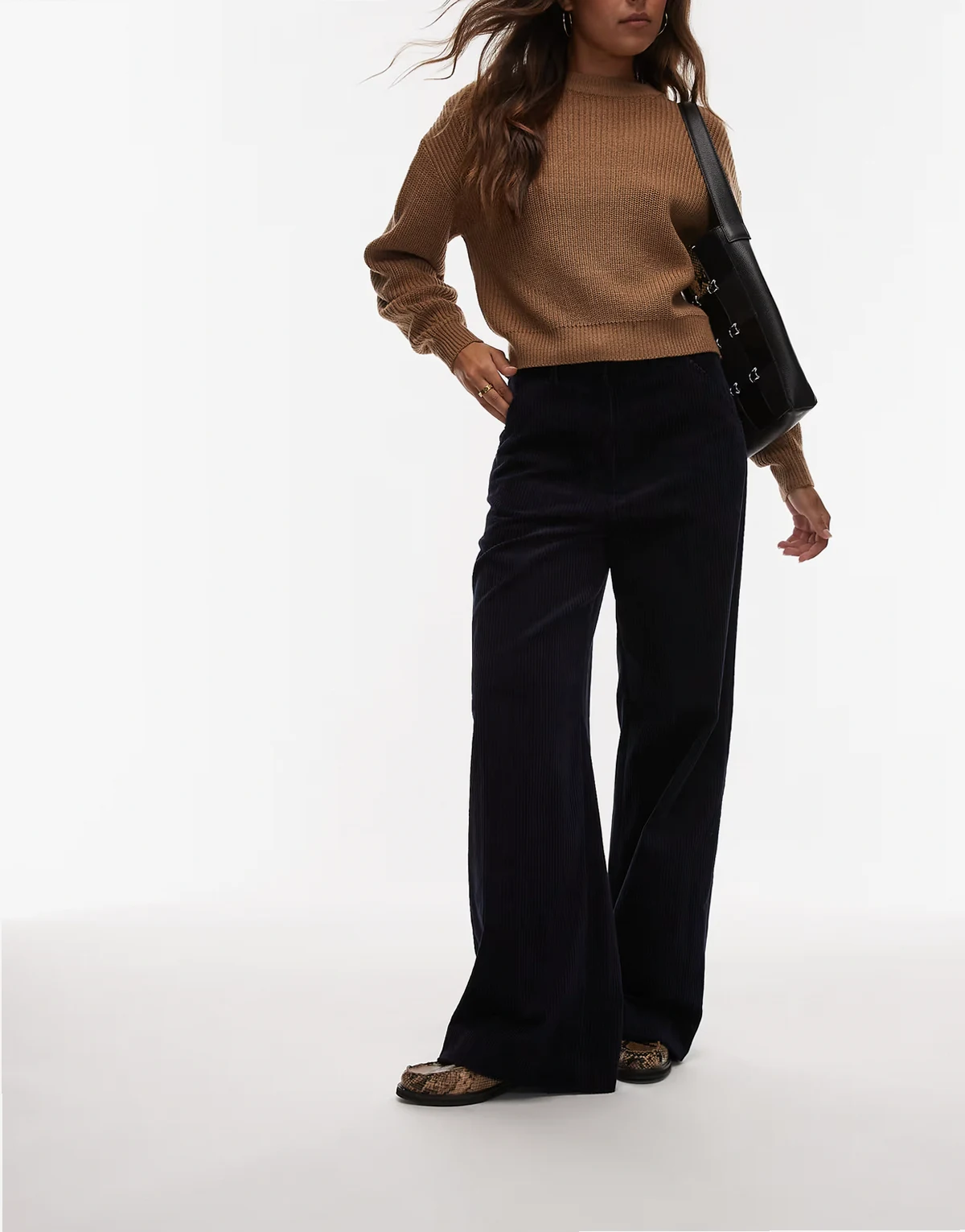 – Weite Cordhose in Marineblau mit figurbetontem Bund