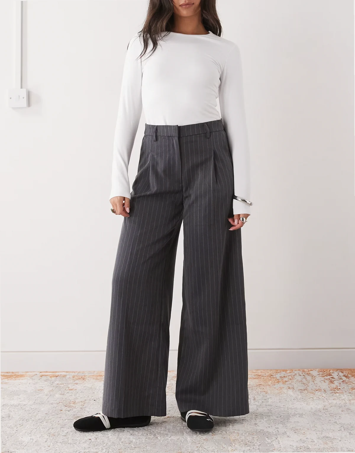– Elegante Hose in Dunkelgrau mit weitem Schnitt, hohem Bund und Nadelstreifen