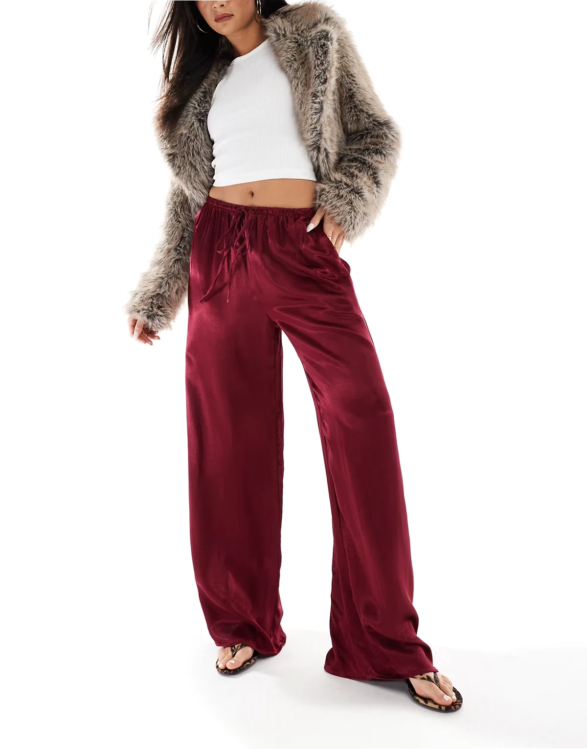 – Satinhose in Burgunderrot mit weitem Bein
