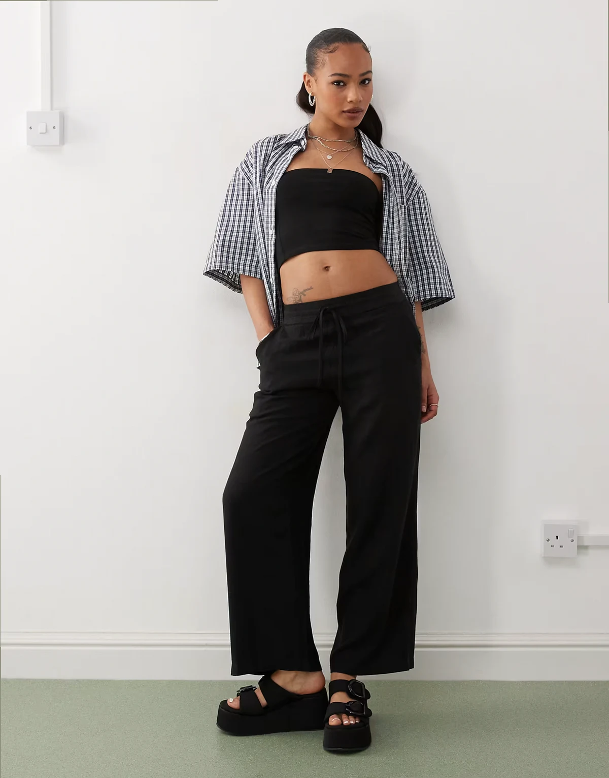 – Locker sitzende Hose aus Leinenmix in Schwarz
