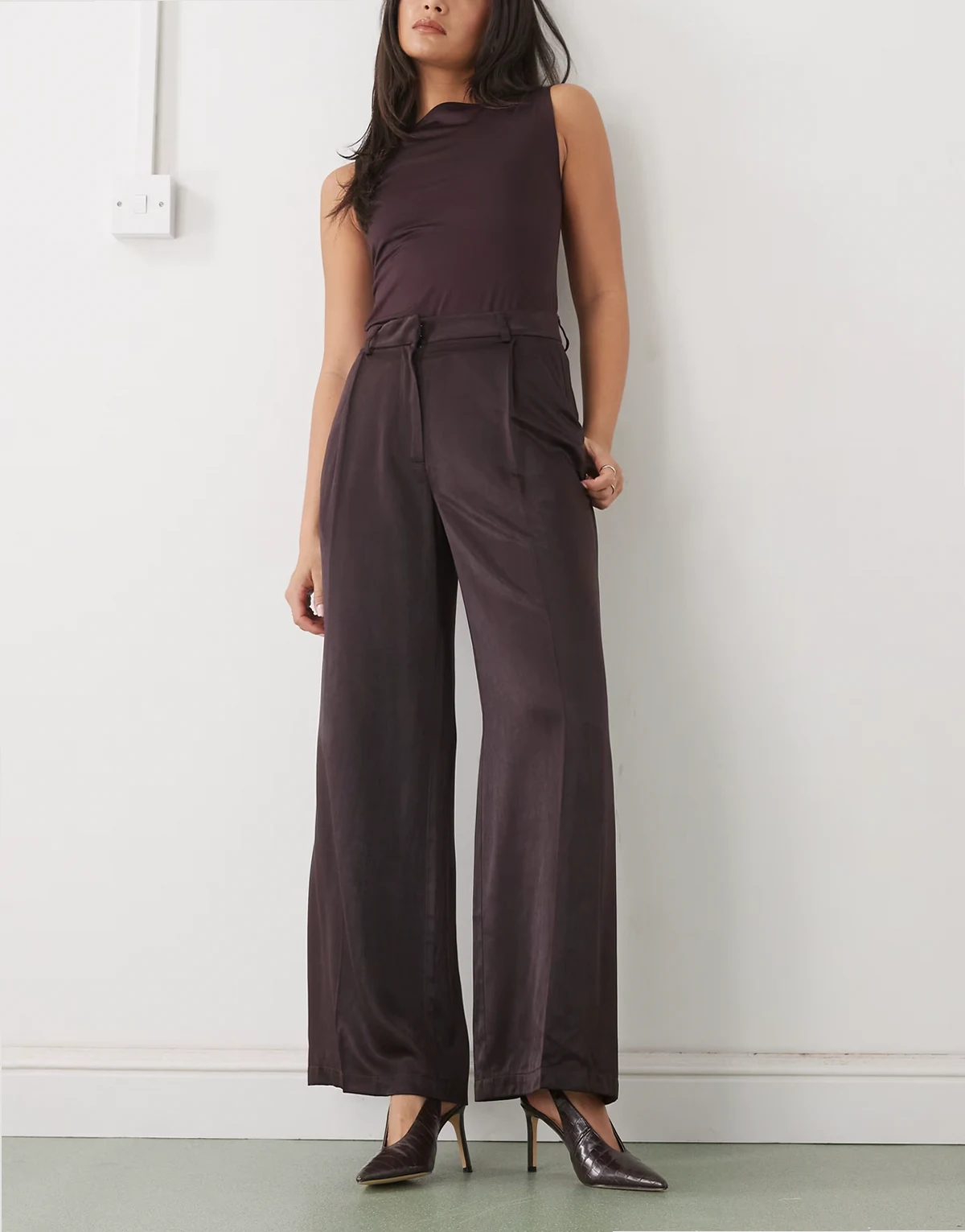 – Elegante Hose aus Satin in dunklem Schokobraun mit weitem Bein