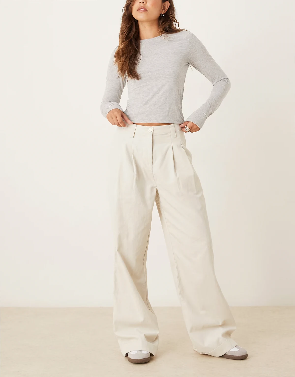 – Cordhose in Cremeweiß mit weitem Bein und Umschlagsaum