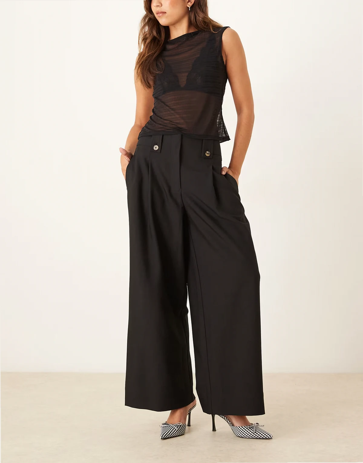 – Elegante, knöchellange Hose in Schwarz mit Laschendetail